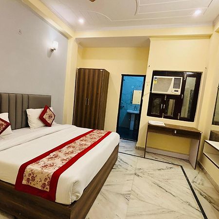 Hotel Vegas Corporate Suites Noida Exterior photo
