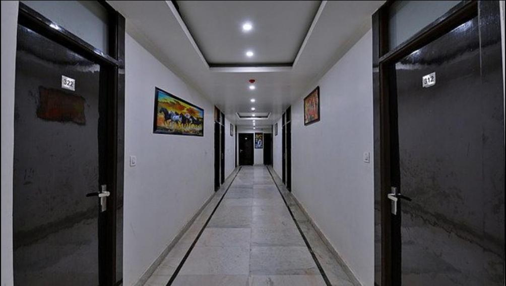 Hotel Vegas Corporate Suites Noida Exterior photo