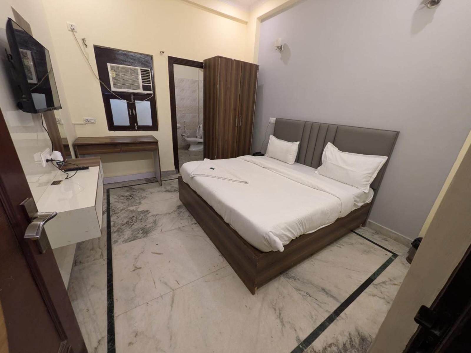 Hotel Vegas Corporate Suites Noida Exterior photo