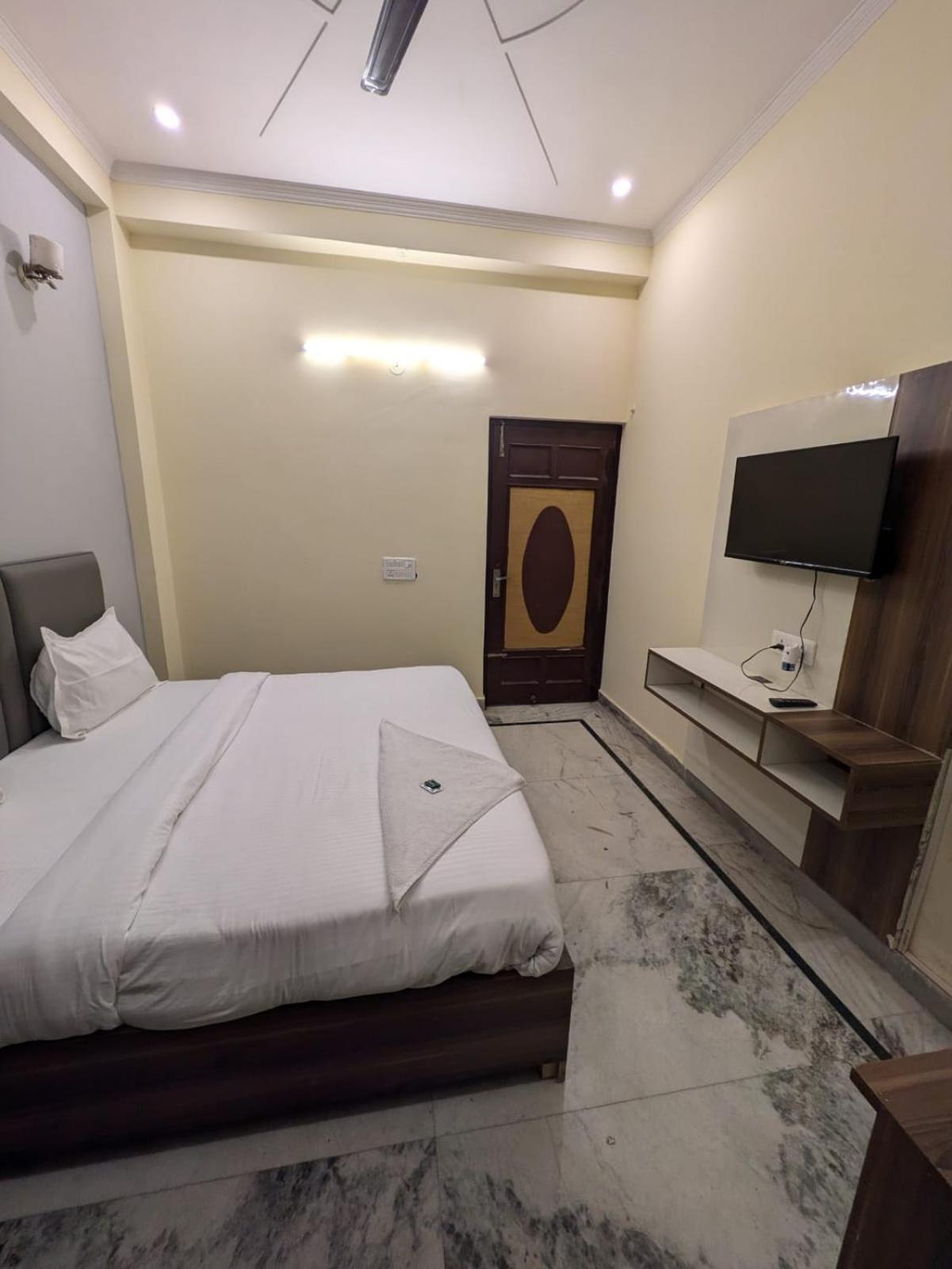 Hotel Vegas Corporate Suites Noida Exterior photo