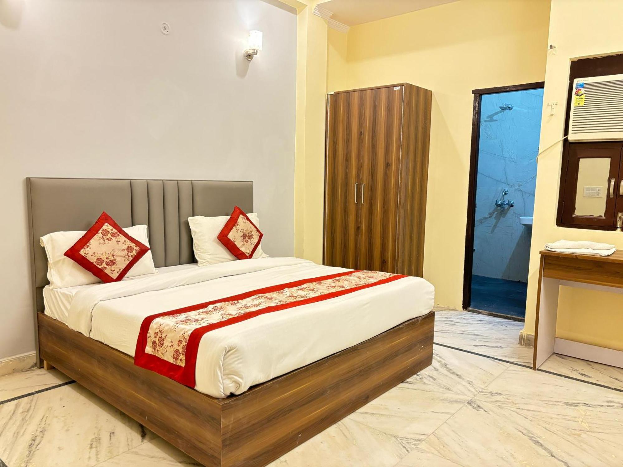 Hotel Vegas Corporate Suites Noida Exterior photo