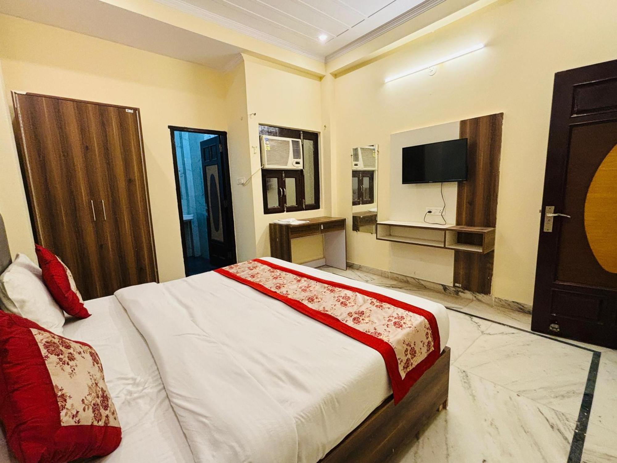 Hotel Vegas Corporate Suites Noida Exterior photo